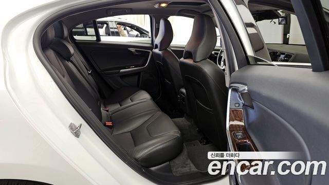 Volvo S60 2018 — photo 12