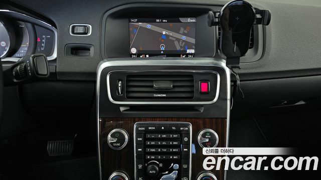 Volvo S60 2018 — photo 14