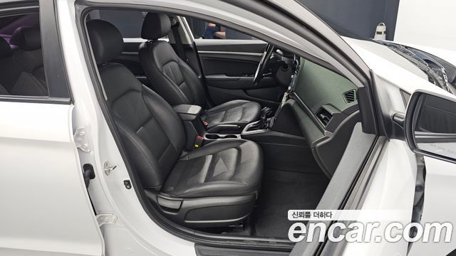 Hyundai AVANTE 2019 — photo 12