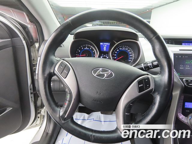 Hyundai AVANTE 2013 — photo 17