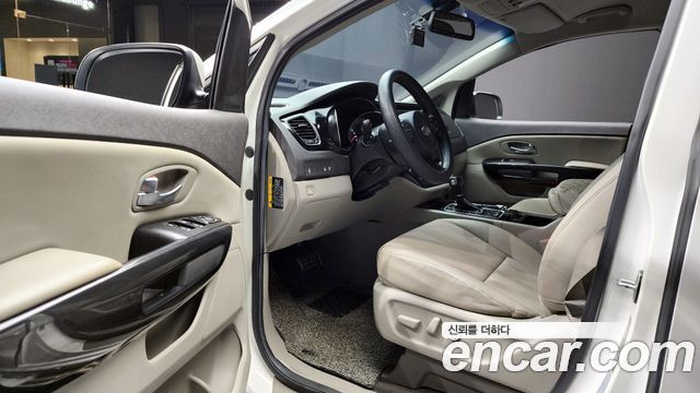 Kia Canival 2015 — photo 11