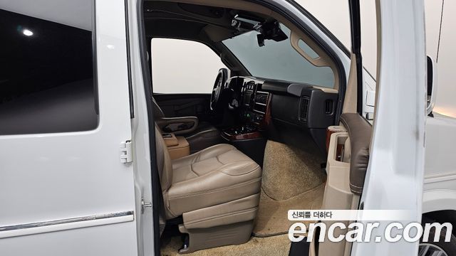 GMC Savana 2020 — photo 11
