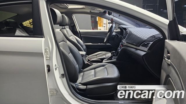 Hyundai AVANTE 2016 — photo 10
