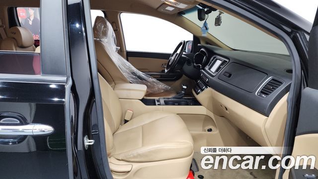 Kia Canival 2017 — photo 10