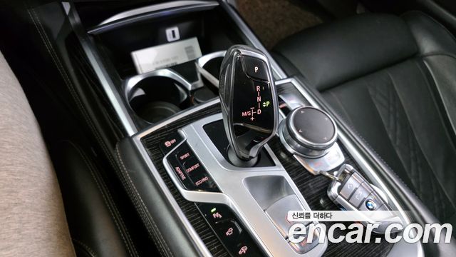 BMW 7-Series 2017 — photo 9