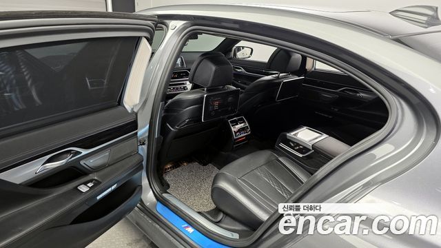 BMW 7-Series 2017 — photo 11