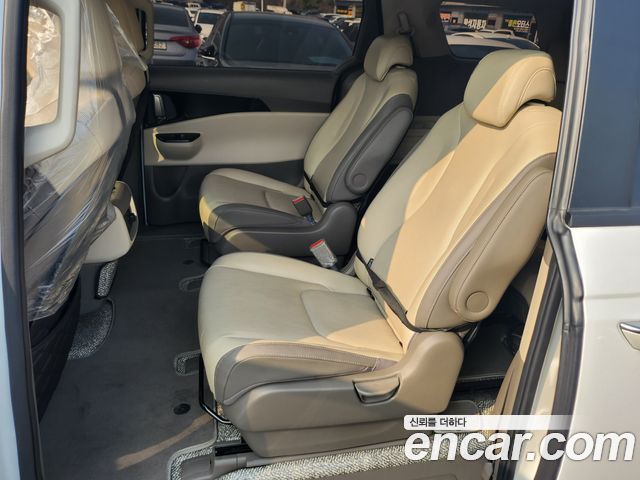 Kia Canival 2023 — photo 8