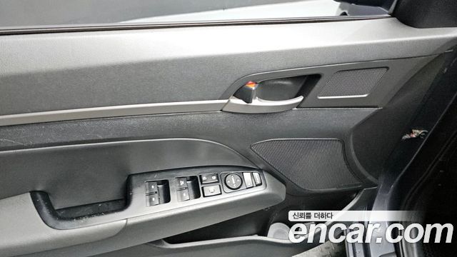Hyundai AVANTE 2016 — photo 17