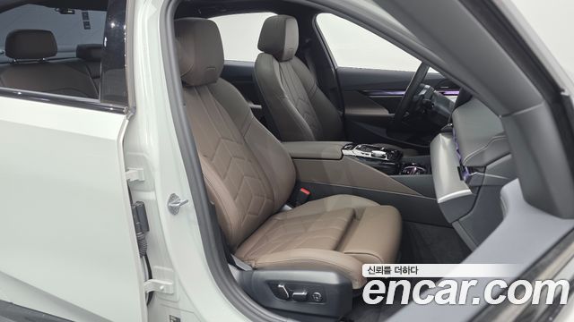 BMW 5-Series 2025 — photo 10