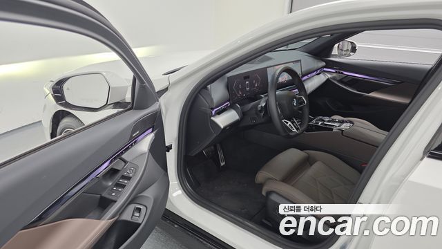 BMW 5-Series 2025 — photo 11