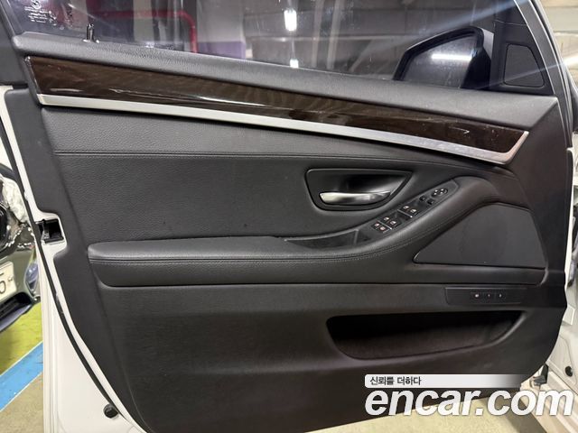 BMW 5-Series 2015 — photo 19