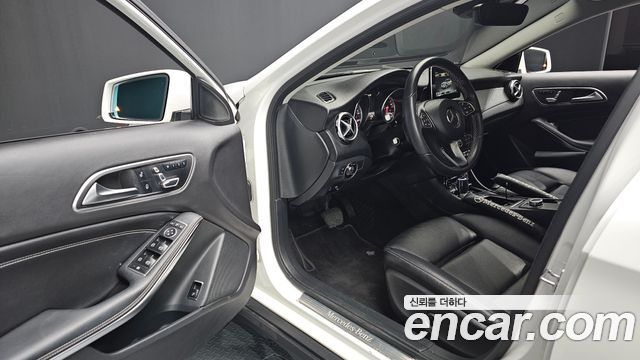 Mercedes-Benz GLA-Class 2018 — photo 11