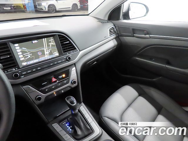 Hyundai AVANTE 2018 — photo 11