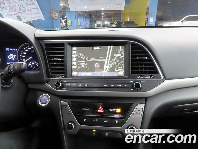 Hyundai AVANTE 2018 — photo 12
