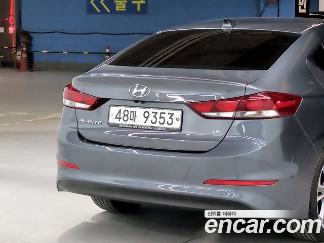 Hyundai AVANTE 2018 — photo 17