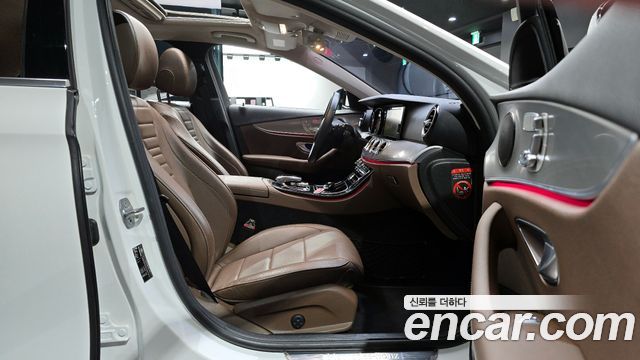 Mercedes-Benz E-Class 2018 — photo 11