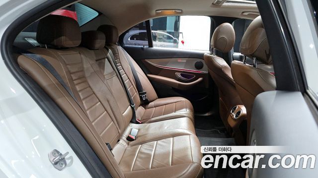 Mercedes-Benz E-Class 2018 — photo 12