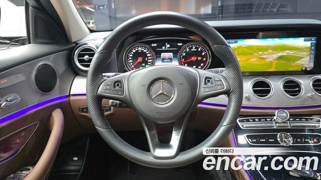 Mercedes-Benz E-Class 2018 — photo 13