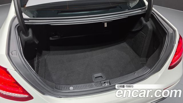 Mercedes-Benz E-Class 2018 — photo 20