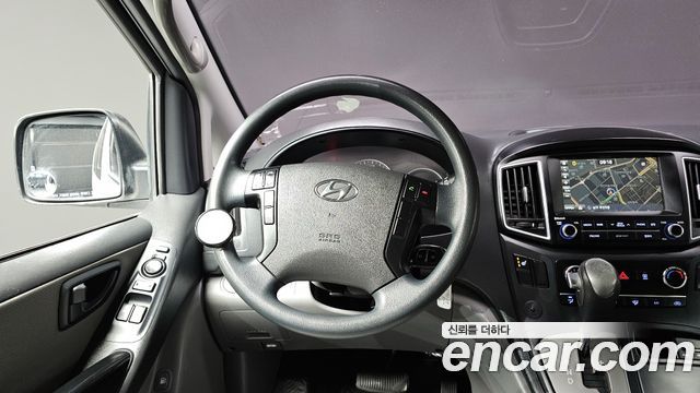 Hyundai Starex 2017 — photo 13