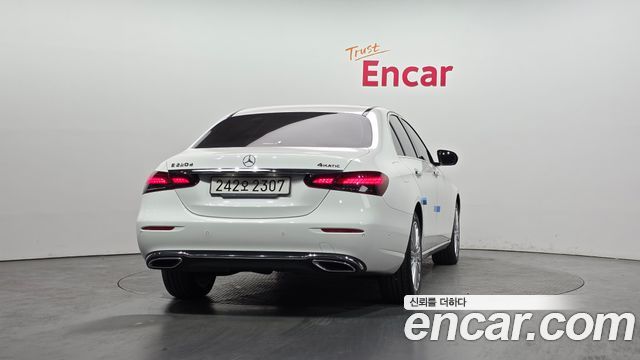 Mercedes-Benz E-Class 2022 — photo 4
