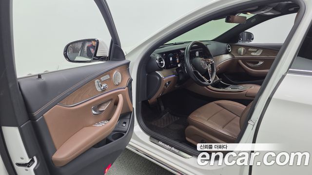 Mercedes-Benz E-Class 2022 — photo 10