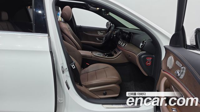 Mercedes-Benz E-Class 2022 — photo 11