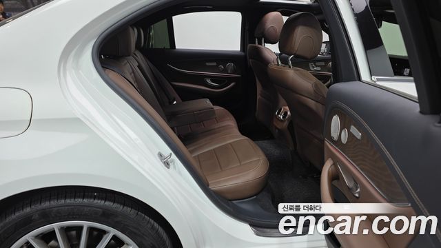 Mercedes-Benz E-Class 2022 — photo 12