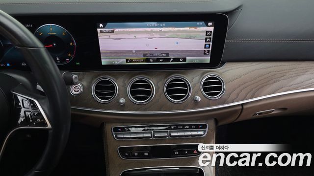 Mercedes-Benz E-Class 2022 — photo 14