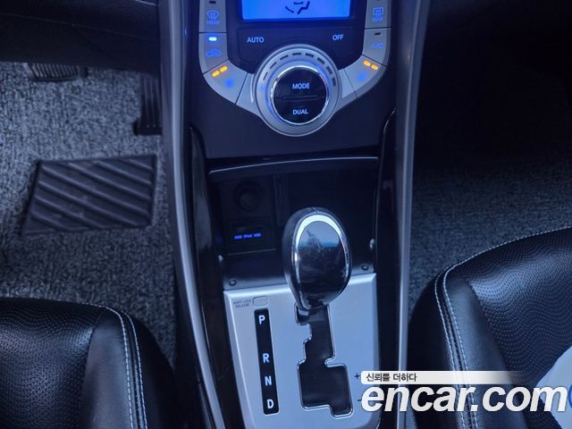 Hyundai AVANTE 2012 — photo 16