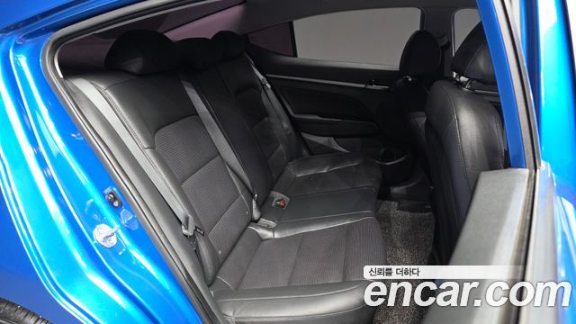 Hyundai AVANTE 2018 — photo 12