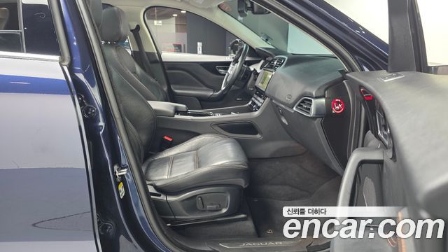 Jaguar F-PACE 2018 — photo 11