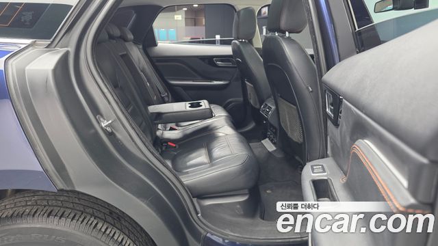 Jaguar F-PACE 2018 — photo 12