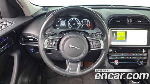 Jaguar F-PACE 2018 — photo 13
