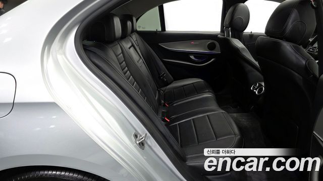 Mercedes-Benz E-Class 2019 — photo 12