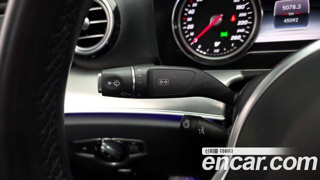 Mercedes-Benz E-Class 2019 — photo 17