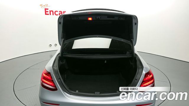 Mercedes-Benz E-Class 2019 — photo 20