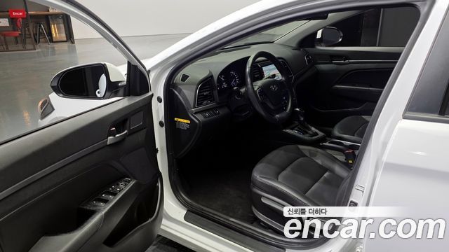 Hyundai AVANTE 2017 — photo 10