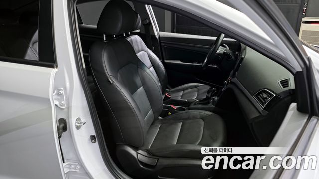 Hyundai AVANTE 2017 — photo 12
