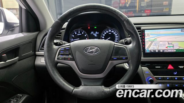Hyundai AVANTE 2017 — photo 13