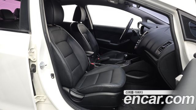 Kia K3 2013 — photo 11