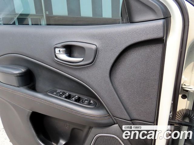 Jeep Compass 2019 — photo 11