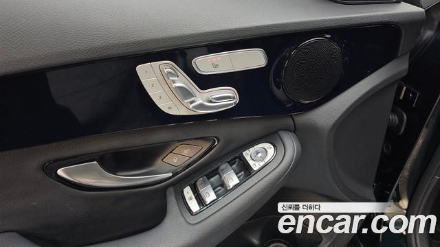 Mercedes-Benz C-Class 2019 — photo 17