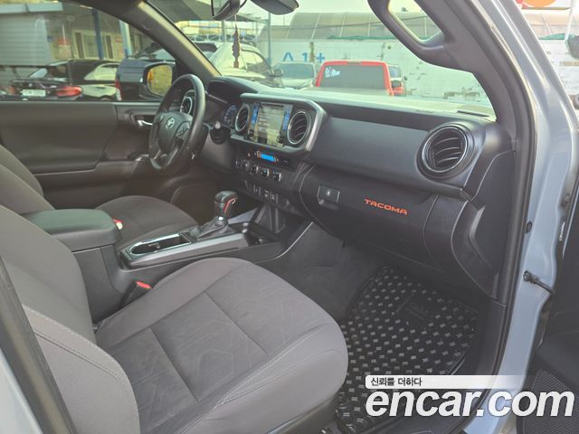 Toyota Tacoma 2018 — photo 13