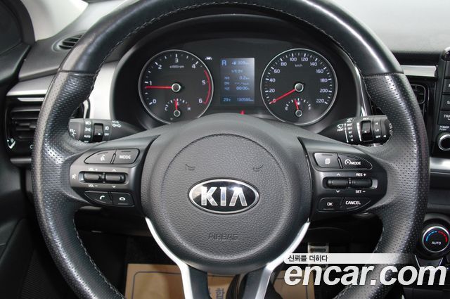 Kia Stonic 2018 — photo 17