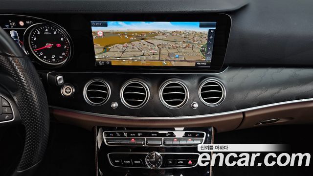 Mercedes-Benz E-Class 2017 — photo 20