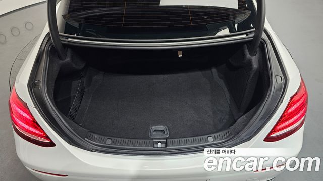 Mercedes-Benz E-Class 2017 — photo 26