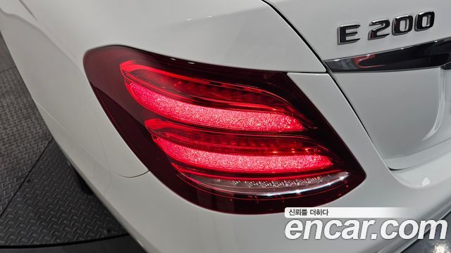 Mercedes-Benz E-Class 2017 — photo 9