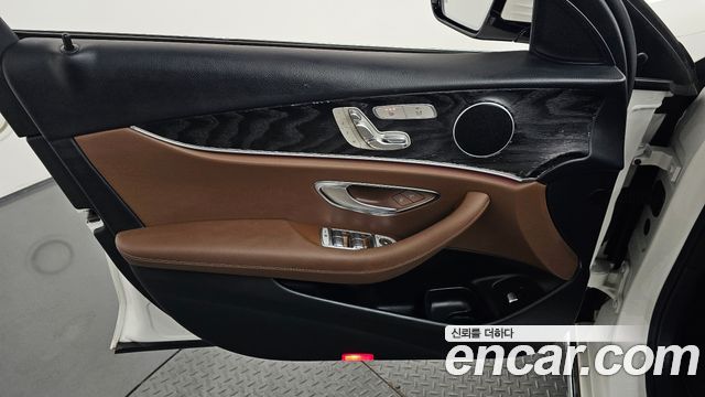 Mercedes-Benz E-Class 2017 — photo 14