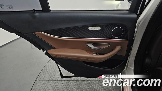Mercedes-Benz E-Class 2017 — photo 15